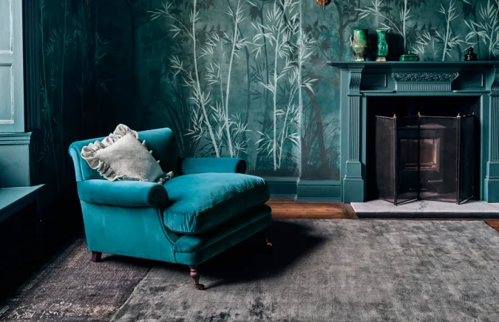 Pluma sqr blue wallpaper velvet armchair carpet